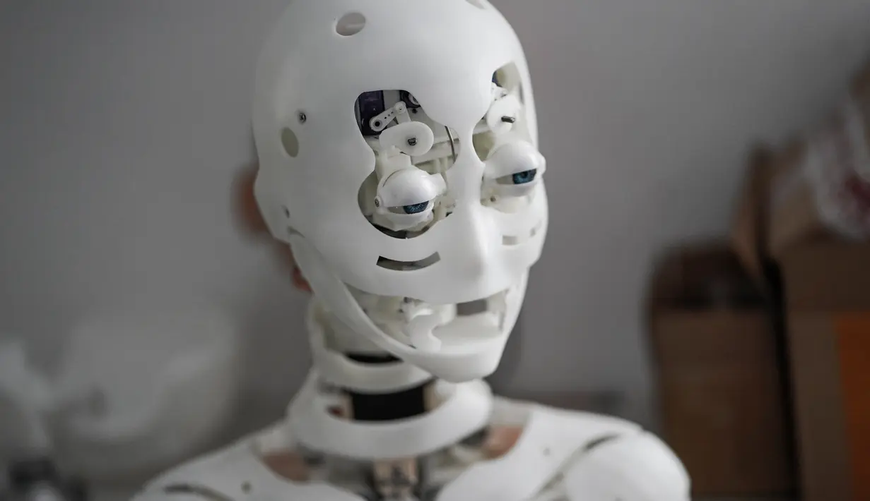 Sebuah robot di sebuah laboratorium pabrik EXDOLL, sebuah perusahaan boneka seks yang terletak di Dalian, China, Kamis (1/2). Selain bisa berbicara, boneka seks ini juga bisa bermain musik dan menyalakan mesin pencuci piring. (AFP PHOTO/FRED DUFOUR)