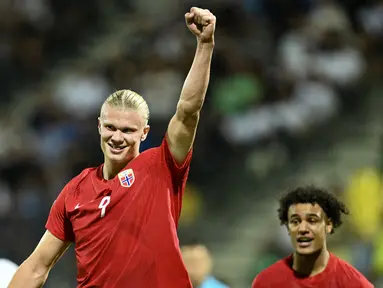 Pemain Norwegia, Erling Haaland melakukan selebrasi setelah mencetak gol kedua timnya ke gawang Sipurs pada laga Grup A Kualifikasi Euro 2024 di AEK Arena, Sipurs, Jumat (13/10/2023) dini hari WIB. Haaland berhasil mencetak dua gol pada laga tersebut. (AFP/Jewel Samad)