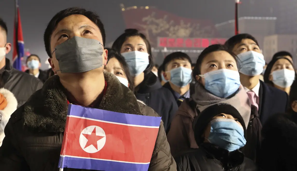 Upacara pengibaran bendera nasional diadakan di Lapangan Kim Il Sung di Pyongyang, Korea Utara pada Minggu, 1 Januari 2023. (AP Photo/Jon Chol Jin)