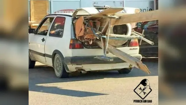 Cara kurang cerdas membawa barang besar dengan mobil.