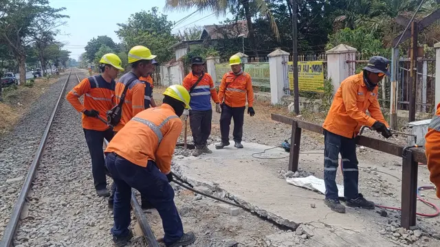 Petugas PT KAI Daop 9 Jember lakukan penutupan perlintasan sebidang tak ber palang pintu (Istimewa)