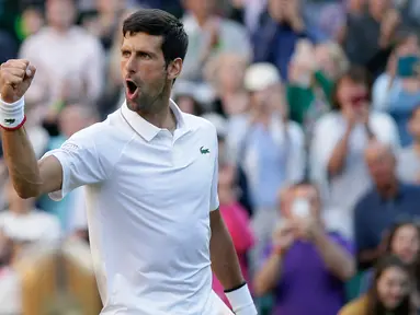 Petenis Serbia, Novak Djokovic merayakan kemenangannya atas  petenis AS, Denis Kudla pada babak kedua Wimbledon di All England Lawn Tennis Club, London, Kamis (4/7/2019) dini hari. Petenis nomor satu dunia itu menang straight set 6-3, 6-2, 6-2 atas Denis Kudla. (AP Photo/Tim Ireland)