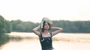 Berpose di samping danau, gaya pemotretan Ratu Sofya bak seorang model profesional. Gayanya dengan mengenakan busana vintage ini bak gadis di era 70-an, tampak begitu menawan.(Liputan6.com/@ratusfy_)
