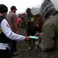 Polres Probolinggo bagikan masker di kawasan wisata Gunung Bromo (Dian Kurniawan/Liputan6.com)