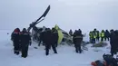 Petugas saat mengevakuasi para korban kecelakaan helikopter di dekat kota Igarka, Krasnoyarsk , Rusia, Kamis (26/11). Belum diketahui penyebab jatuhnya helikopter tersebut. (REUTERS)