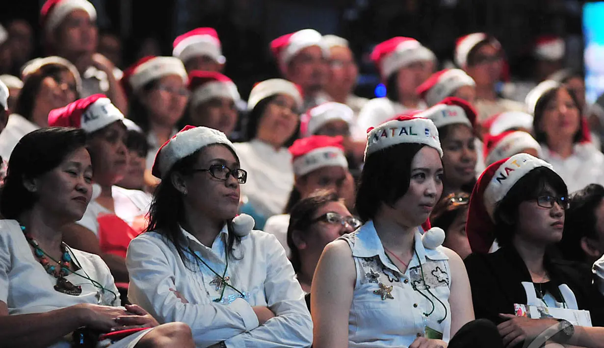 Seluruh karyawan PT Elang Mahkota Teknologi Tbk (Emtek) tampak antusias menyaksikan konser bertajuk "Harmoni Hadiah Terindah" di Studio 6 SCTV, Jakarta, Jumat (12/12/2014). (Liputan6.com/Johan Tallo)