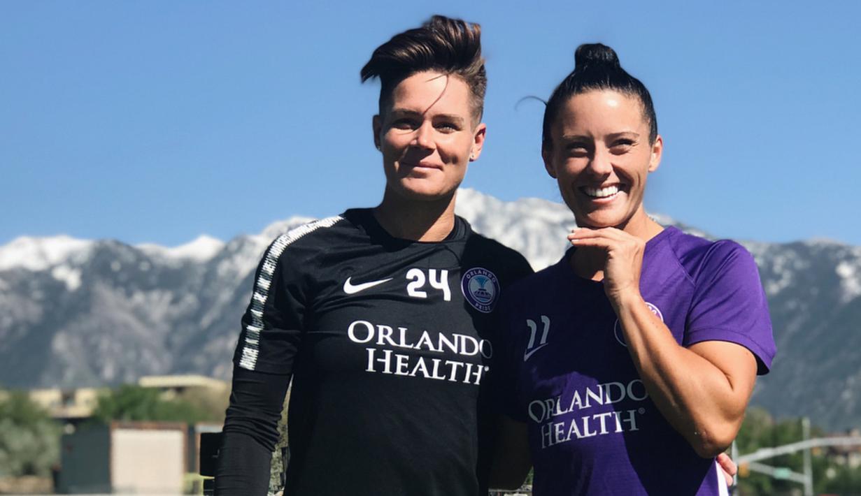 Ashlyn Harris (kiri) dan Ali Krieger (kanan) bermain untuk klub Orlando Pride di Liga Sepak Bola Wanita Amerika Serikat sejak musim kompetisi 2017. ( Instagram Ashlyn Harris )