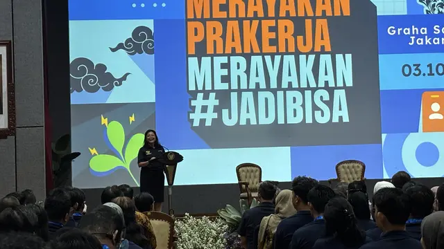 Direktur Eksekutif Prakerja Deni Puspa Purbasari dalam sambutannya di acara Temu Alumni Prakerja 2024, Kamis (3/10/2024). (Tira/Liputan6.com)