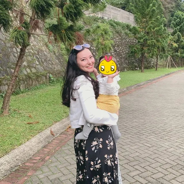 7 Gaya Asmirandah saat Momong Anak, Tetap Stylish