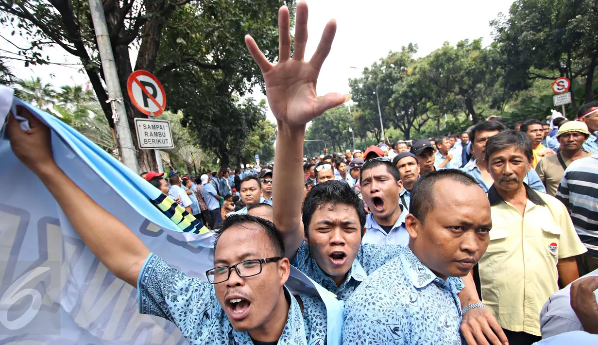 Persatuan Pengemudi Angkutan Darat longmarch dari Balai Kota menuju Istana Merdeka, Jakarta, Senin (14/3). Ribuan sopir taksi, bajaj dan angkutan umum itu menuntut Presiden agar menertibkan transportasi berbasis online. (Liputan6.com/Immanuel Antonius)