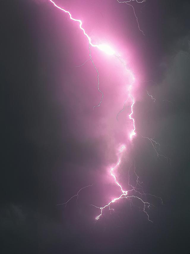 Ilustrasi petir pink