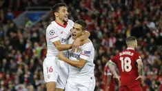 Striker Sevilla, Wissam Ben Yedder, melakukan selebrasi bersama Jesus Navas usai mencetak gol ke gawang Liverpool pada laga Liga Champions di Stadion Anfield, Kamis (14/9/2017). Liverpool ditahan imbang 2-2 oleh Sevilla. (AP/Frank Augstein)