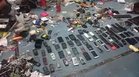 Polisi menyita 77 ponsel dari tangan para penghuni lapas dalam sidak yang melibatkan aparat TNI, polisi dan BNN. (Liputan6.com/Dewi Divianta)