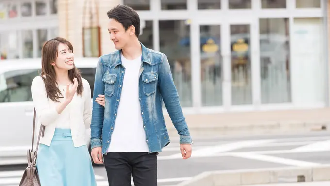 couple februari bahagia berjalan