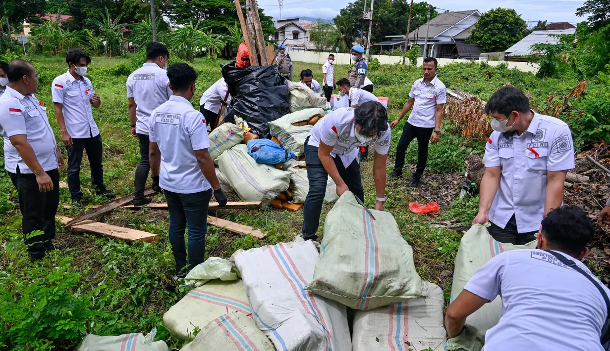 Petugas Kepolisian Republik Indonesia bersiap memusnahkan berbagai jenis narkoba hasil pengungkapan dari jaringan narkotika internasional di Mapolda Banda Aceh pada 12 Juni 2025. (CHAIDEER MAHYUDDIN/AFP)