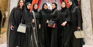 Geng Mamayu yang terdiri dari beberapa artis terlihat melakukan bukber kompak mengenakan outfit serba hitam. Diunggah melalui akun Instagram pribadi Aurel Hermansyah, ia terlihat mengenakan gamis dan hijab yang sama-sama berwarna hitam polos. [Foto: Instagram/aurelie.hermansyah]