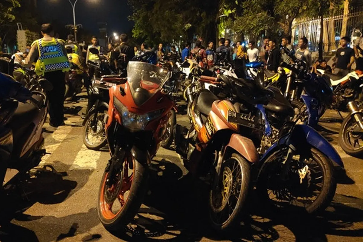 Sepeda motor yang diduga digunakan untuk balapan liar dijejer polisi sebelum dimasukkan ke truk.
