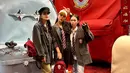 Ketiganya pun kompak mencoba seragam sekolah bak siswi Korea Selatan. Dengan luaran abu-abu lengkap dengan dasi dan tas backpack merahnya. [@sandradewi88]