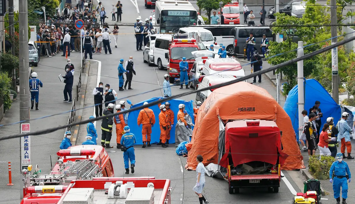 Tim penyelamat bekerja di lokasi penusukan massal di Kawasaki, dekat Tokyo, Jepang, Selasa (28/5/2019). Otoritas setempat mengatakan bahwa salah satu korban berada dalam kondisi sangat kritis akibat pendarahan besar. (Kyodo News via AP)