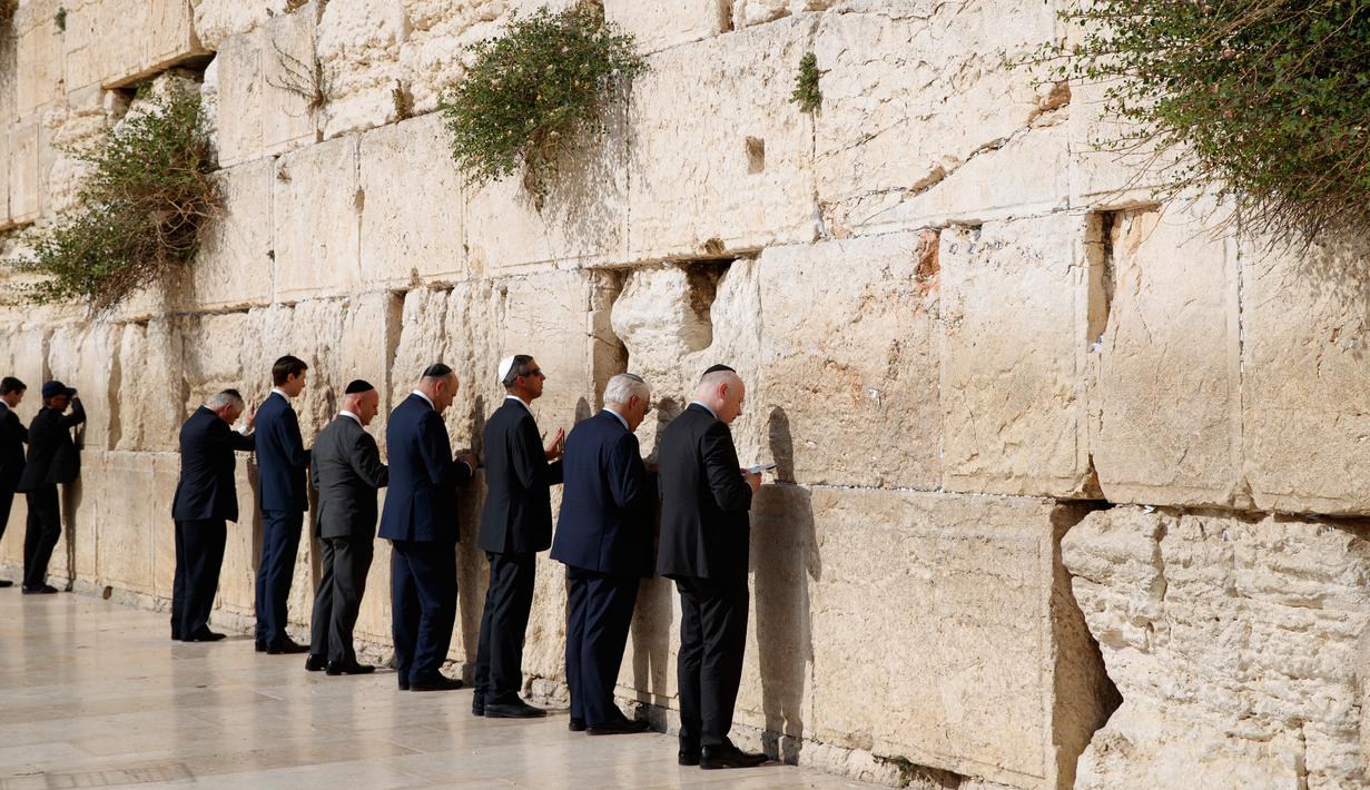 Staf Gedung Putih dan para pejabat berdoa di Tembok Ratapan, tempat suci milik kaum Yahudi, di Yerusalem, Senin (22/5). Presiden AS Donald Trump bersama rombongan kepresidenan melakukan kunjungan bersejarah di Israel (AP Photo/Evan Vucci)