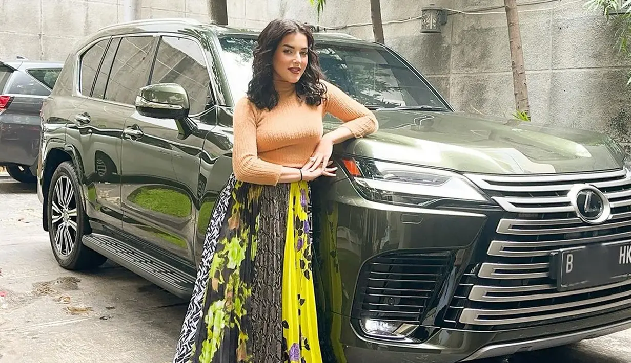 Menariknya, Tasya menyebutkan jika mobil mewahnya sudah terkena muntahan sang anak pertama. Meski begitu, Tasya Farasya memaklumi hal tersebut. (Liputan6.com/IG/@tasyafarasya)