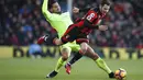 Pemain AFC Bournemouth, Adam Smith (kanan) menghindar dari hadangan pemain Liverpool, Emre Can pada laga Premier League di Vitality Stadium, (04/12/2016). AFC Bournemouth menang 4-3.  (Action Images/Reuters/Paul Childs)