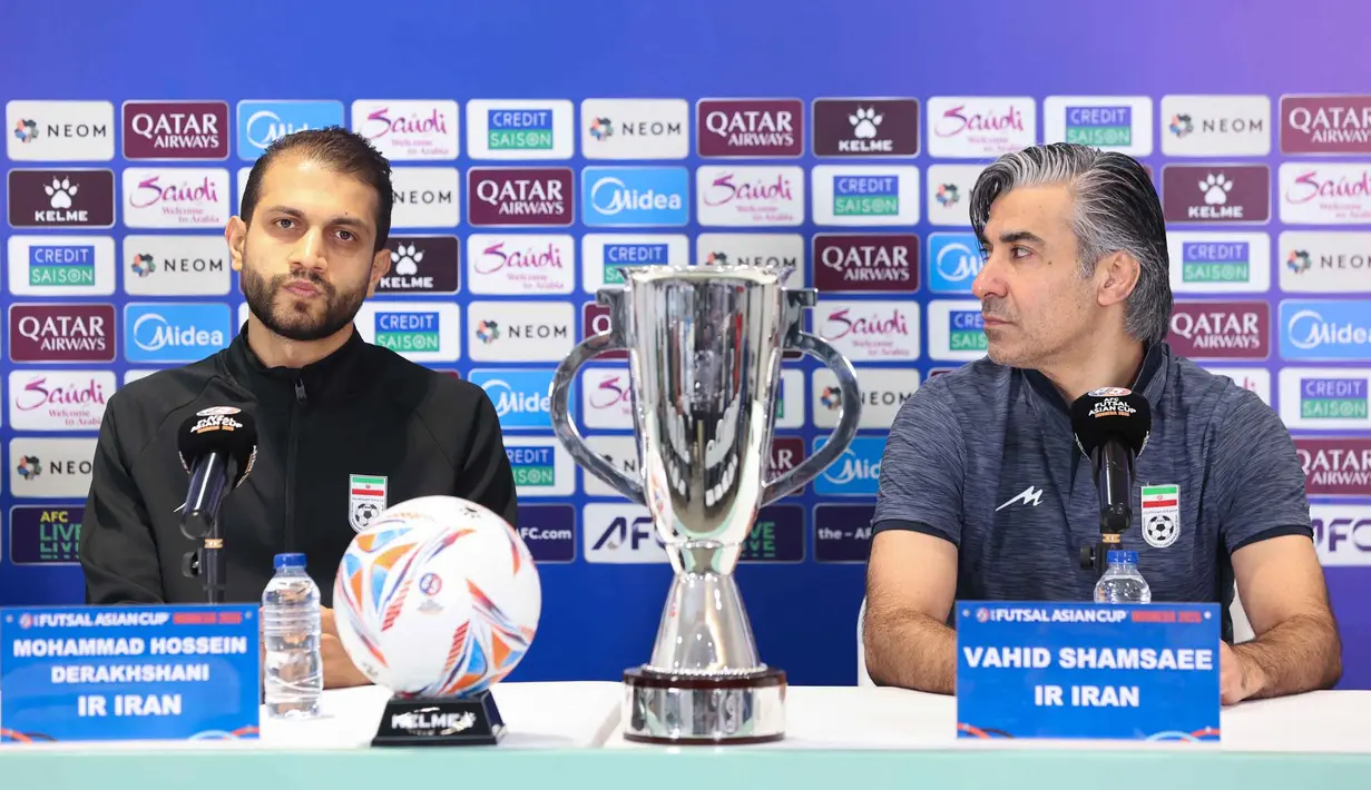 Di sisi lain, pelatih Timnas Futsal Iran, Vahid Shamsaei tidak akan meremehkan permainan tim Garuda, meski di atas kertas Iran jadi unggulan. Tampak dalam foto, pemain Timnas Futsal Iran, Mohammad Hossein Derakhshani (kiri) bersama pelatihnya, Vahid Shamsaei, saat memberi keterangan terkait laga final Piala Asia 2026 di Indonesia Arena, Kompleks Gelora Bung Karno, Senayan, Jakarta, Jumat (6/2/2026). (Bola.com/M Iqbal Ichsan)