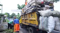 Petugas pengangkut sampah yang ada dibawah naungan DLH Kabupaten Purwakarta tak akan diluburkan hingga pelaksanaan Lebaran. Foto (Istimewa)