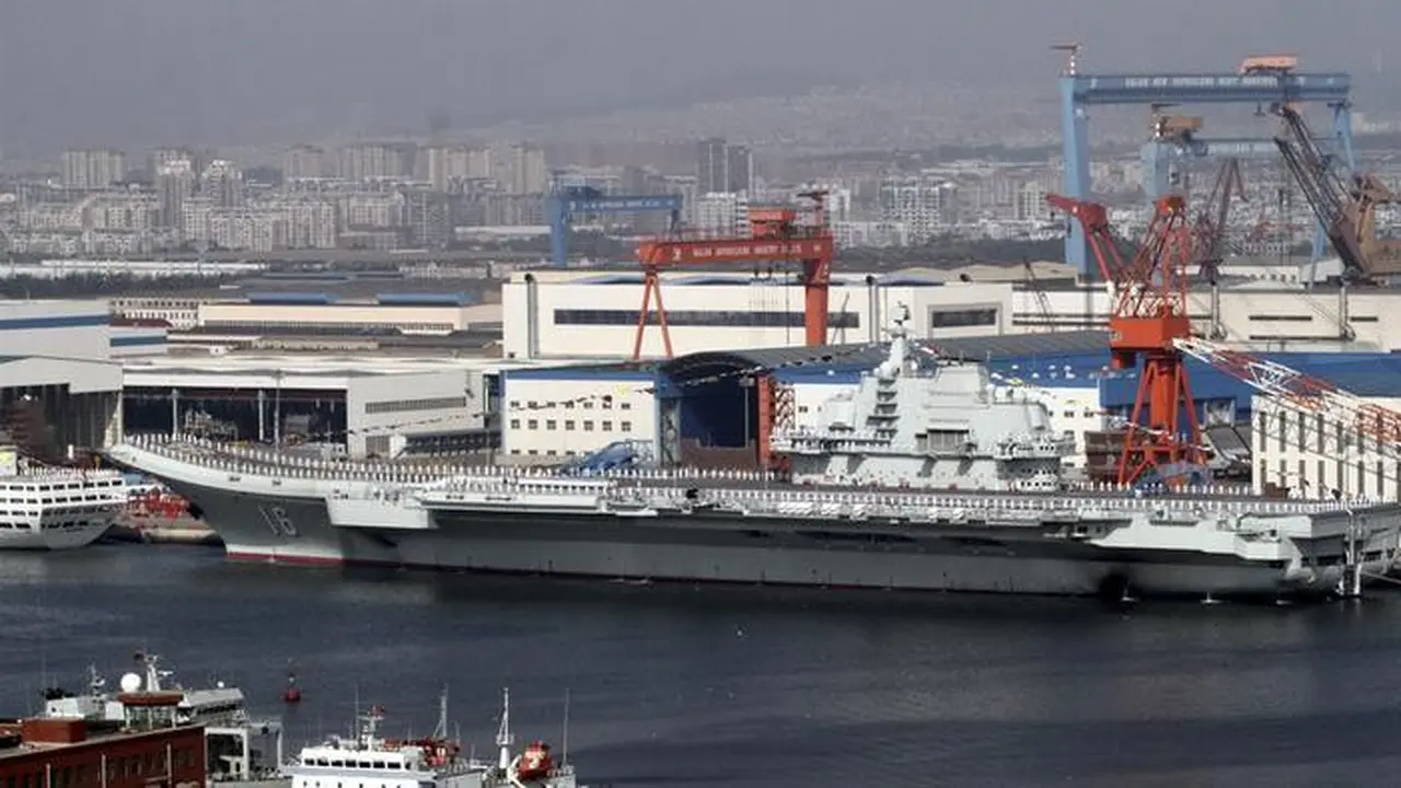 Kapal induk China tengah bersandar di Dalian di Provinsi Liaoning