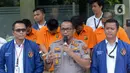 Kabid Humas Polda Metro Jaya Kombes Pol Yusri Yunus memberikan keterangan terkait kejahatan sindikat pembobolan rekening lewat kartu ATM di Jakarta, Selasa (10/3/2020). Dalam aksinya, para pelaku menyamar sebagai WNA yang berpura-pura menawarkan bisnis ponsel kepada korban. (merdeka.com/Imam Buhori)