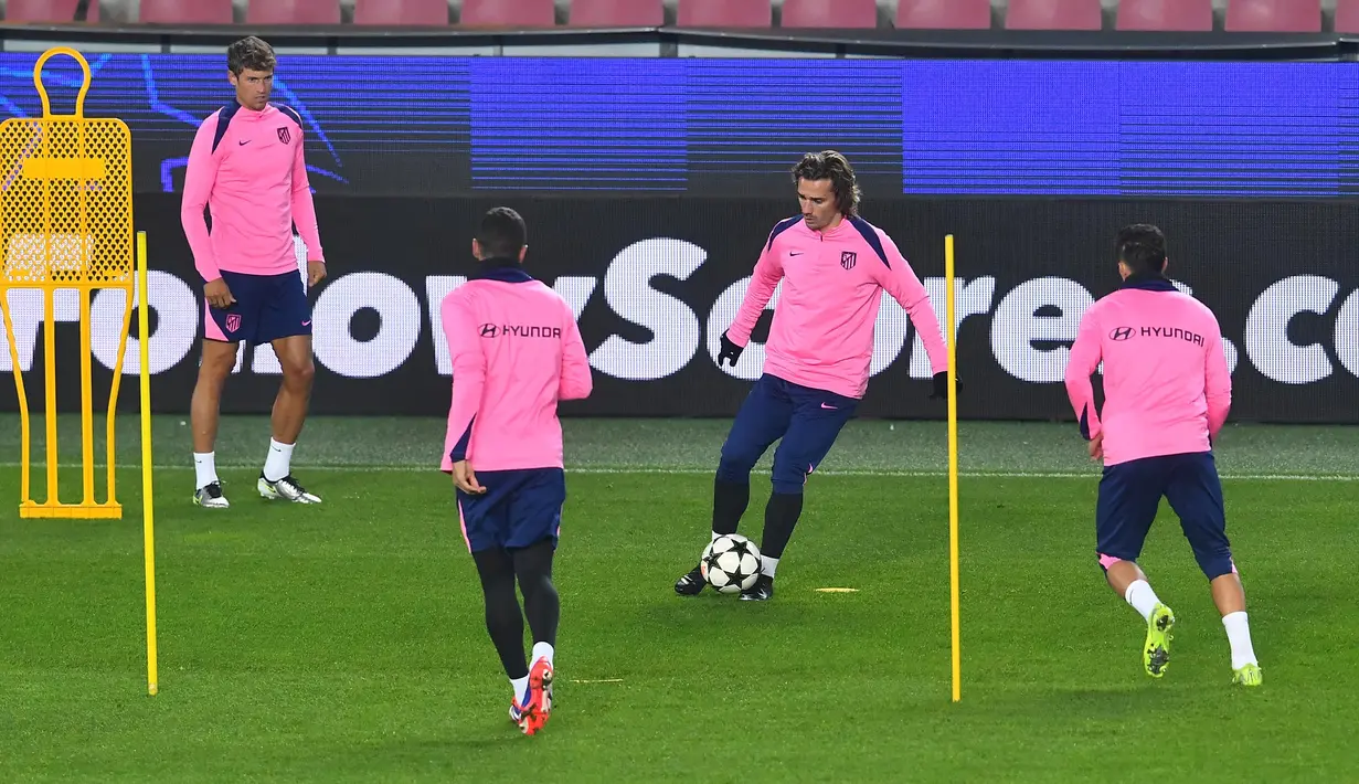 Bertandang ke markas Sparta Praha, Los Rojiblancos akan menghadapi laga tandang penuh yang penuh tantangan. (Michal Cizek/AFP)
