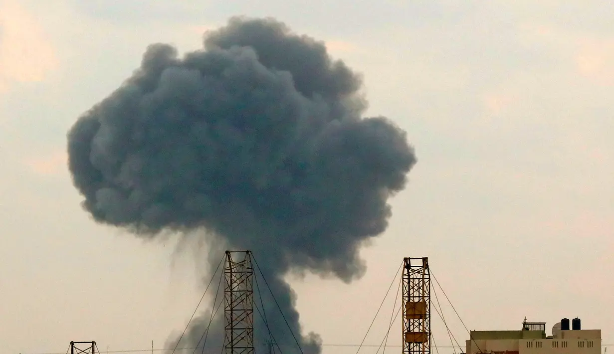 Asap tebal mengepul usai pemboman Israel di Jalur Gaza, Palestina, Jumat (20/7). Pejabat keamanan utama Israel mengatakan operasi militer berskala penuh di Gaza bisa serupa dengan yang terjadi pada tahun 2014. (JACK GUEZ/AFP)