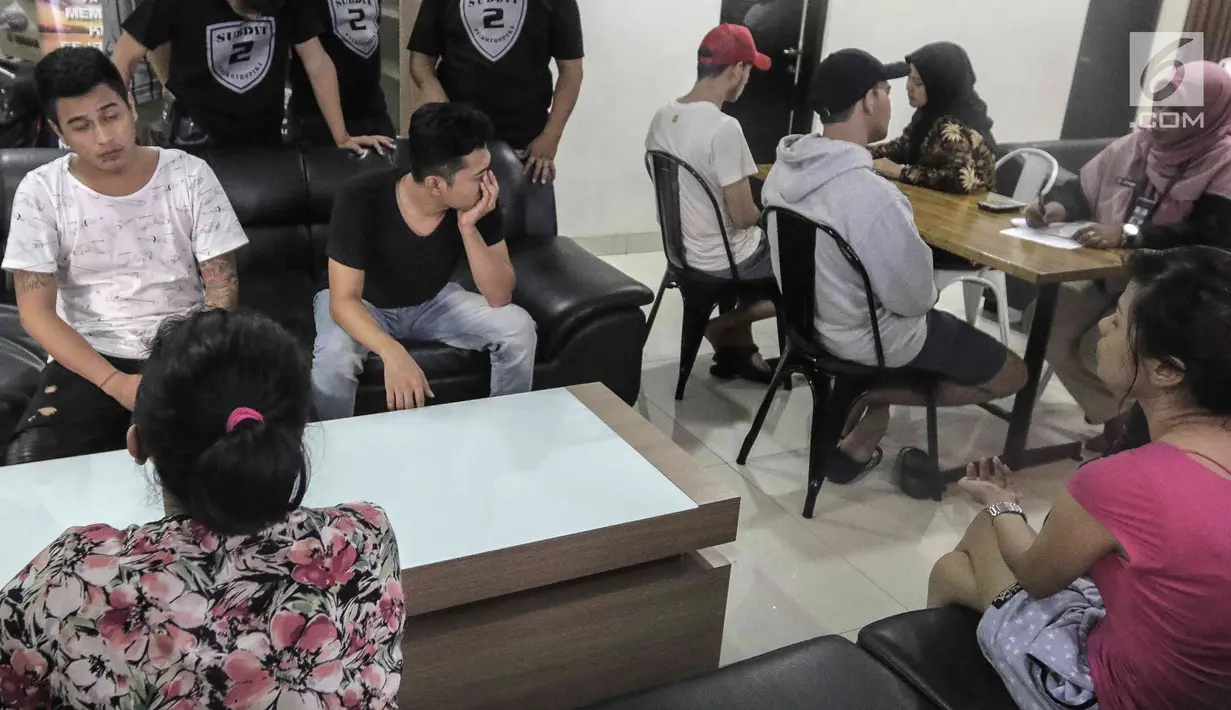 Suasana saat aktor Riza Shahab menjalani pemeriksaan oleh BNN di Polda Metro Jaya, Jakarta, Jumat (13/4). Riza Shahab ditangkap atas dugaan penyalahgunaan narkotika. (Liputan6.com/Faizal Fanani)