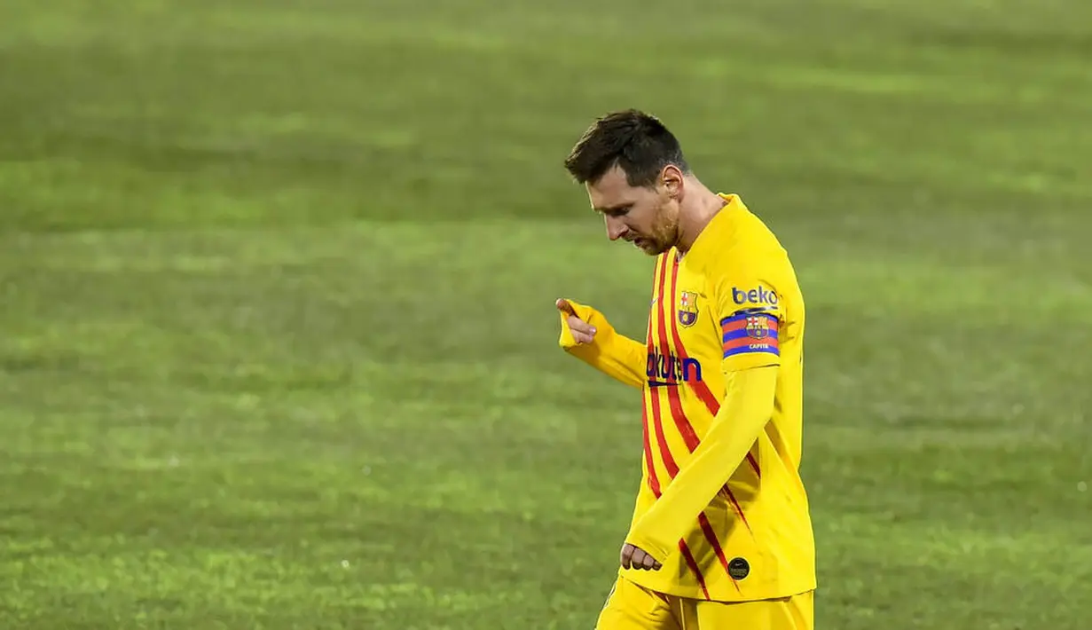 Striker Barcelona, Lionel Messi, saat melawan Huesca pada laga Liga Spanyol di Stadion El Alcoraz, Minggu (3/1/2021). Barcelona menang tipis dengan skor 1-0. (AP/Alvaro Barrientos)