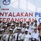 Sejumlah perwakilan pelajar dari berbagai sekolah dan pegawai mengikuti upacara peringatan Hari Pendidikan Nasional 2016 di halaman Kemendikbud, Jakarta, Senin (2/5).  (Liputan6.com/Faizal Fanani)