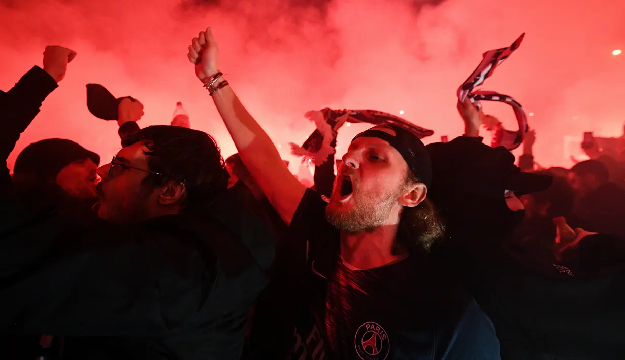 Para suporter Paris Saint-Germain (PSG) merayakan kemenangan PSG atas Borussia Dortmund di depan Stadion Parc des Princes, Paris, Rabu (11/3/2020). Kemenangan tersebut mengantarkan PSG ke perempat final Liga Champions. (AFP/Franck Fife)