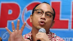 Ahli hukum TemanAhok, Andi P Syafrani memberikan komentar pada diskusi Mencari Sumber yang Waras di Jakarta, Sabtu (18/6). Diskusi dihadiri Wakil Ketua DPRD DKI Jakarta, Abraham Lunggana. (Liputan6.com/Helmi Fithriansyah)