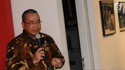 Menteri Desa, PDT dan Transmigrasi, Eko Putro Sandjojo memberi sambutan pada Peluncuran Buku Danau Toba dan Mangongkal Holi di Jakarta, Kamis (24/8). Peluncuran diwarnai pameran foto budaya Batak. (LIputan6.com/Helmi Fithriansyah)