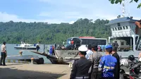 Pengamanan di dermaga khusus penyeberangan ke Pulau Nusakambangan, Dermaga Wijayapura saat kunjungan Kapolri dan Jaksa Agung pasca-eksekusi gembong narkoba 2015. (Foto: Liputan6.com/Muhamad Ridlo)