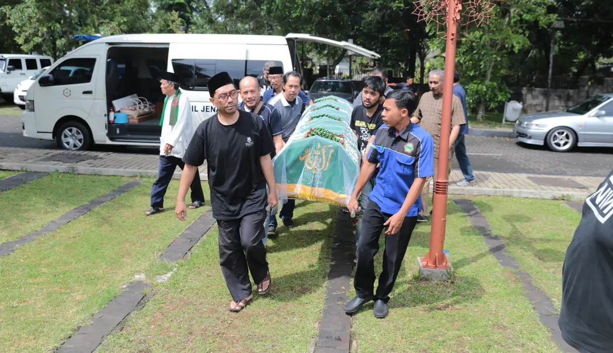 Beberapa orang mengotong keranda jenazah Yockie Suryo Prayogo untuk dibawa ke Masjid Bani Umar yang tidak jauh dari Rumah Sakit Pondok Indah, Bintaro. (Adrian Putra/Bintang.com)