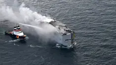 Foto selebaran yang diambil dan dirilis pada 26 Juli 2023 oleh penjaga pantai Belanda ini menunjukkan kebakaran di atas kapal pengangkut mobil yang terdaftar di Panama, Fremantle Highway, di lepas pantai Pulau Ameland, Belanda. (Handout/Netherlands Coastguards/AFP)