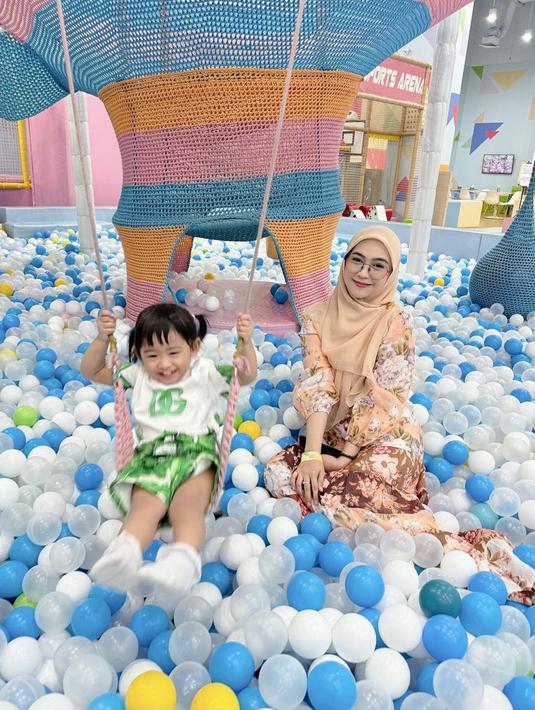 Selesai acara ultah, Ricis membawa Moana bermain di wahana permainan mandi bola. Ricis terlihat bangga melihat tumbuh kembang sang anak. Moana tampak begitu senang saat bermain ayunan di atas hamparan bola. Di usia 2 tahun, Moana dapat banyak doa dan cinta dari orang-orang terdekatnya. (Liputan6.com/IG/@riaricis1795)