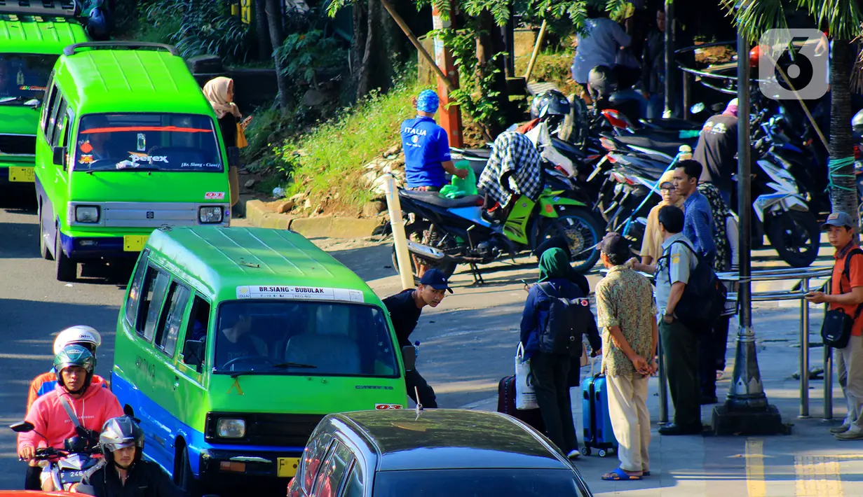 Sejumlah angkutan kota (angkot) berhenti di Jalan Raya Pajajaran tepatnya di depan Botani Square, Bogor, Jawa Barat, Senin (2/3/2020). Pemkot Bogor melakukan kegiatan reduksi konversi 2:1 kepada sejumlah angkutan kota (angkot) yang sudah melewati batas usia oprasional yakni 20 tahun atau lebih. (mer