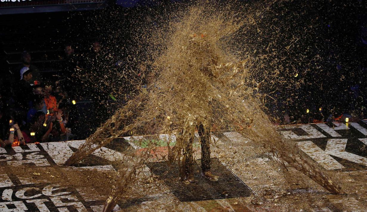 Detik-detik Kobe Bryant saat disemprot cairan saat menerima penghargaan "Legend" pada acara Kids Choice Sport 2016 di Los Angeles, California, (14/7/2016). (REUTERS/Mario Anzuoni)