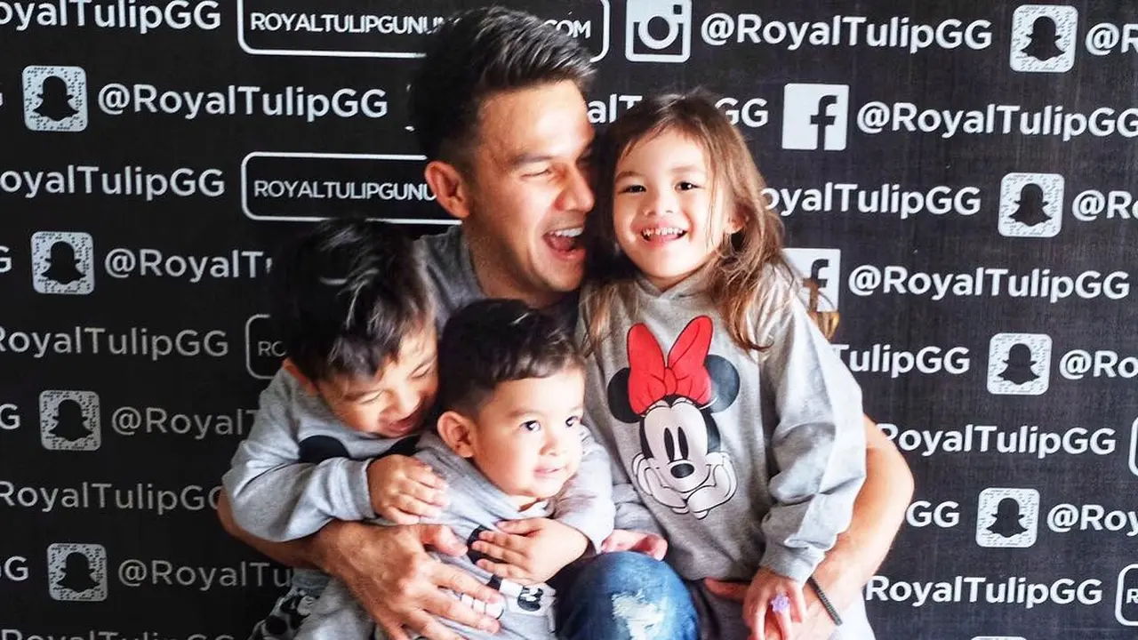 [Bintang] 8 Foto Kekompakan Jonathan Frizzy dengan Buah Hati