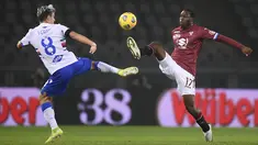 Bek Torino, Singo Wilfried (kanan) berebut bola dengan penyerang Sampdoria, Valerio Verre pada putaran kesembilan Liga Italia Serie A di stadion Olimpico Grande Torino, Selasa (1/12/2020) dini hari WIB. Torino diimbangi Sampdoria dengan skor 2-2. (Fabio Ferrari/LaPresse via AP)