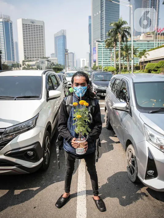 Aktivis lingkungan hidup menggelar aksi serempak Joget Jagat: Diam Berarti Tenggelam di Jakarta, Kamis (22/4/2021). Aksi untuk memperingati Hari Bumi serta menunjukkan semangat anak muda yang tidak tinggal diam dan tetap memperjuangkan hidup di tengah krisis iklim. (Liputan6.com/Faizal Fanani)