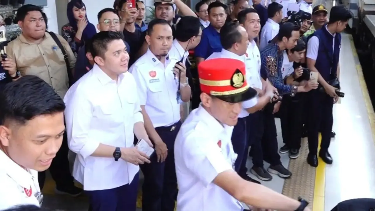 Sekretaris Kabinet (Seskab) Letkol Teddy Indra Wijaya meninjau arus mudik di Stasiun Pasar Senen, Jakarta Pusat.