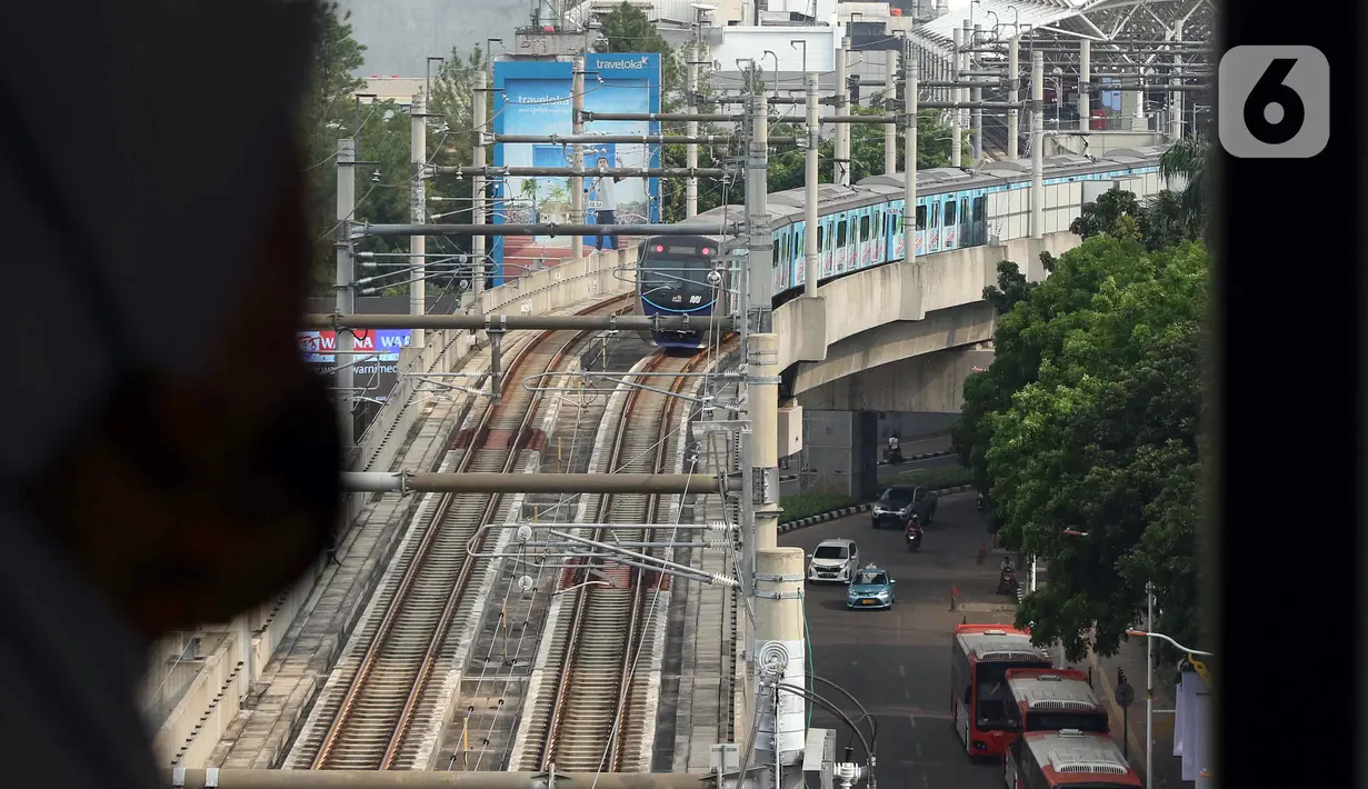 MRT melintas di Jakarta, Kamis (11/8/2022). Gubernur DKI Jakarta Anies Baswedan menetapkan paket tarif integrasi untuk layanan transportasi umum massal yakni TransJakarta, MRT, dan LRT dengan plafon maksimum satu kali perjalanan sebesar Rp 10 ribu. (Liputan6.com/Herman Zakharia)