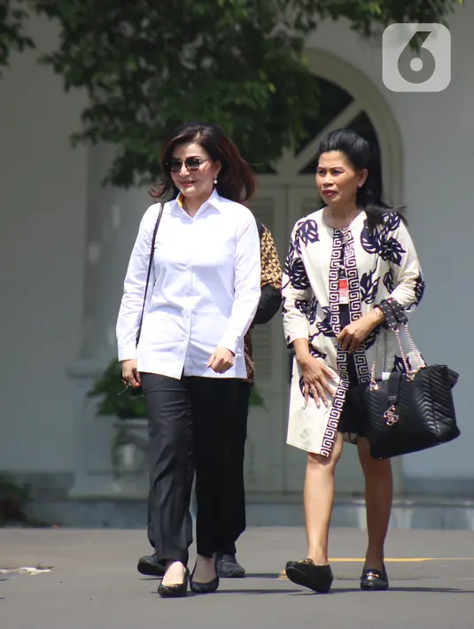 Bupati Minahasa Selatan Christyani Eugenia Paruntu (kiri) tiba di kompleks Istana, Jakarta, Senin (21/10/2109). Kedatangan Christyani berlangsung jelang pengumuman menteri Kabinet Kerja Jilid II oleh Presiden Joko Widodo atau Jokowi. (Liputan6.com/Angga Yuniar)